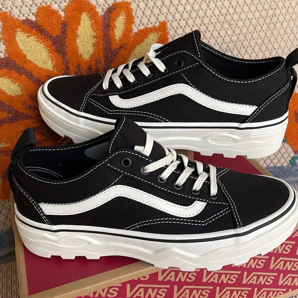 Vans Men’s Sentry Old Skool (Canvas) Black/Marshmallow
VN0A5KR3VQE
Sneakers - Picture 10 of 16